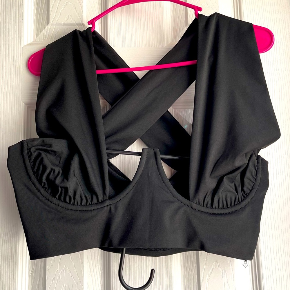 1XL black crop top 🌑
